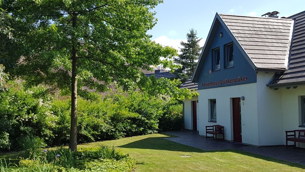 Vakantiehuis Qu&auml;kenp&uuml;ker buitenaanzicht, &copy; alpina Aktiengesellschaft Garten-, Landschafts-, Sportplatzbau