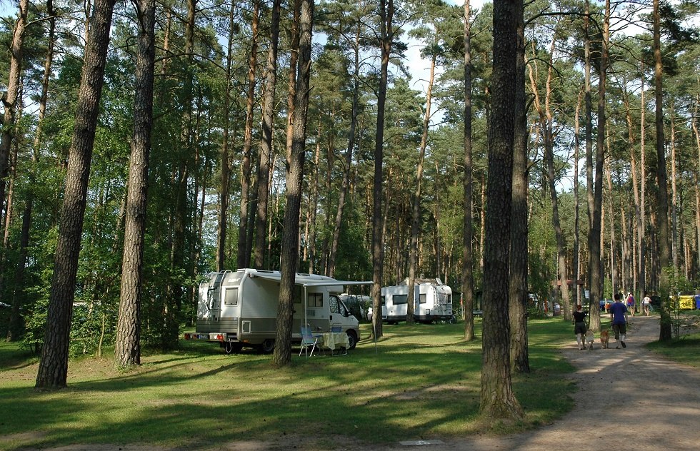 Przyczepy kempingowe, kampery i namioty z pewnością znajdą tu odpowiednie miejsce. Istnieją specjalne warunki dla osób podróżujących drogą wodną. // © Haveltourist Przyczepy kempingowe, kampery i namioty z pewnością znajdą tu odpowiednie miejsce. Istnieją specjalne warunki dla osób podróżujących drogą wodną. // © Haveltourist