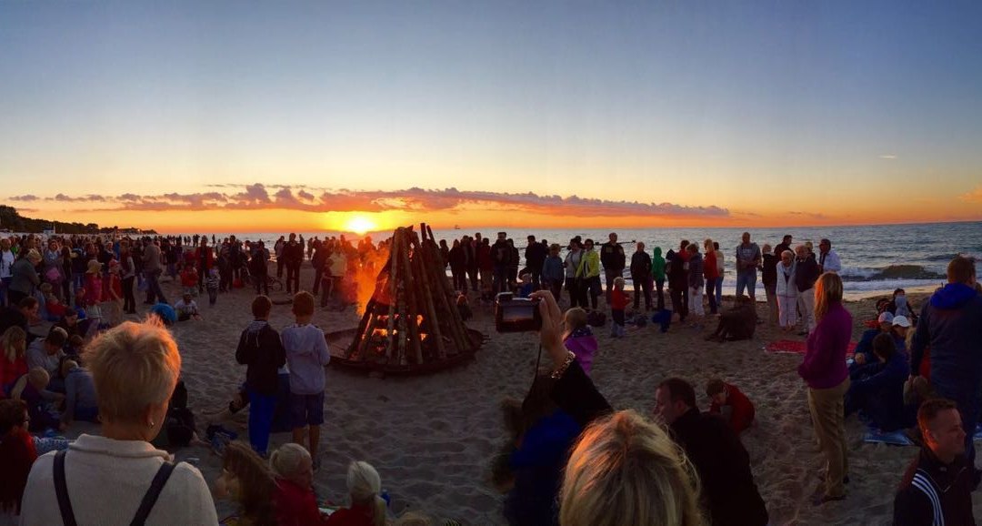 Elke dinsdag in het seizoen: kampvuur op het strand met livemuziek, © Beach House Kühlungsborn