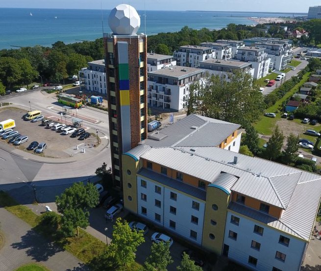 Warnem&uuml;nde Youth Hostel ligt direct aan het strand in de populaire kustplaats aan de Oostzee. // &copy; DJH MV