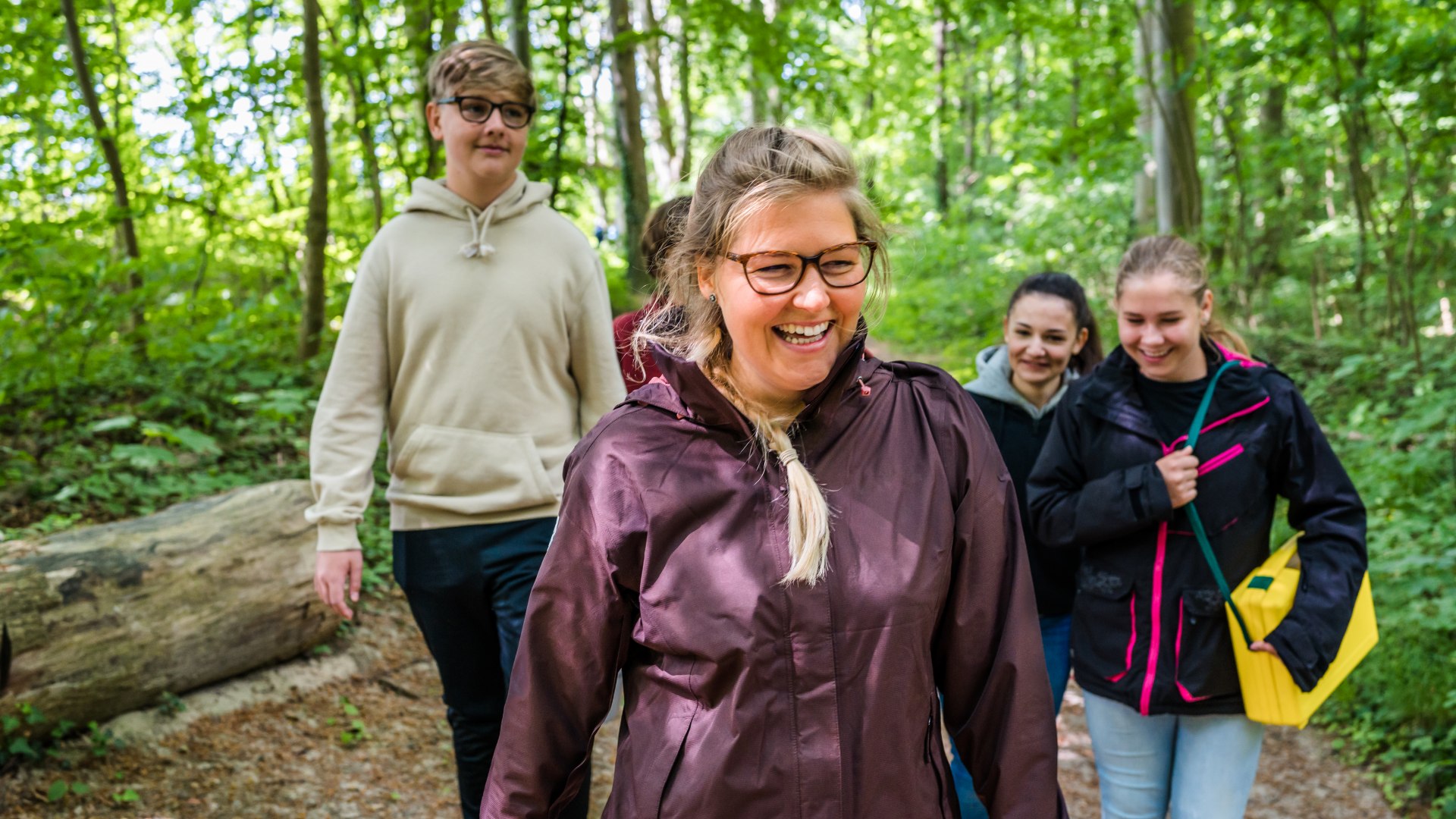 De mariene bioloog wandelt met kinderen door het bos bij Göhren naar de volgende locatie voor onderzoekers. // Vanaf het strand gaan we rechtstreeks de kustbossen van Rügen in. Laten we eens kijken in welke staat de bosbodem verkeert. // © MV-T/Tiemann De mariene bioloog wandelt met kinderen door het bos bij Göhren naar de volgende locatie voor onderzoekers.