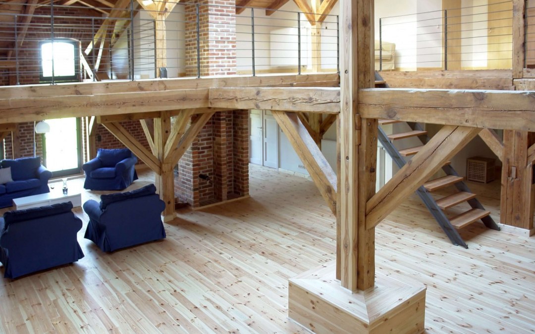 Ten stylowy loft łączy rustykalny urok z nowoczesnymi akcentami. Solidne drewniane belki i koncepcja otwartego planu doskonale współgrają z przytulnymi miejscami do siedzenia, a odsłonięte ceglane ściany zachowują historyczny charakter budynku. Przestronna galeria oferuje dodatkowy pokój i podkreśla przestronną atmosferę tej wyjątkowej przestrzeni życiowej., © Dieses stilvolle Loft kombiniert rustikalen Charme mit modernen Akzenten. Die massiven Holzbalken und das offene Raumkonzept harmonieren perfekt mit den gemütlichen Sitzgelegenheiten, während die freiliegenden Ziegelwände den historischen Charakter des Gebäudes bewahren. Die großzügige Galerie bietet zusätzlichen Raum und betont die luftige Atmosphäre dieses einzigartigen Wohnraums.