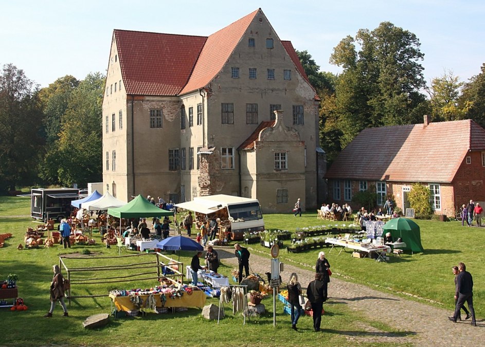 Market at the Ludwigsburg castle and estate (near Greifswald), © Archiv Förderverein Schloss- und Gutshofanlage Ludwigsburg e. V.