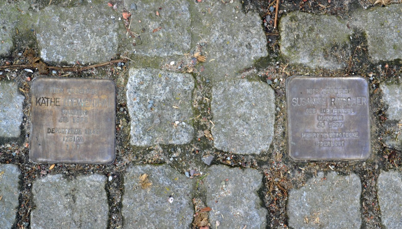 Stolpersteine autorstwa Käthe Loewenthal i Susanne Ritscher, © Hiddenseer Hafen- und Kurbetrieb Stolpersteine autorstwa Käthe Loewenthal i Susanne Ritscher, © Hiddenseer Hafen- und Kurbetrieb