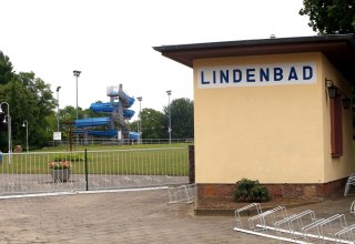 Eingangsbereich zum Lindenbad // &copy; Sabrina Wittkopf-Schade