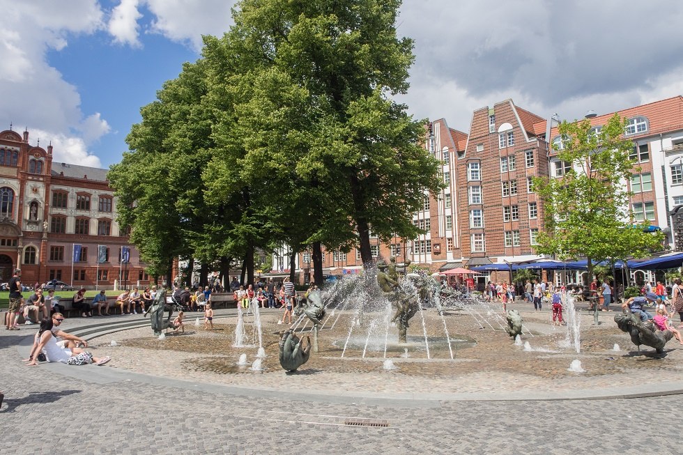 "Fontein van levensvreugde" oog in oog met mensen, © Frank Burger