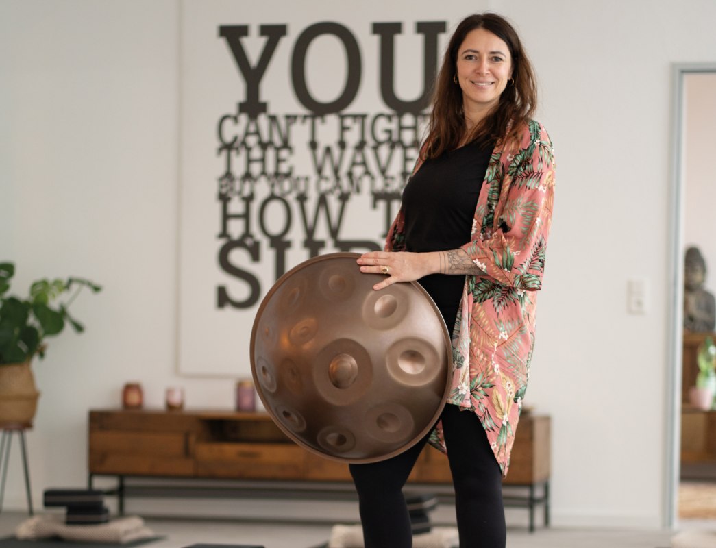 Nadine, leidster van de Handpan workshop met Handpan in haar hand., &copy; Nishā Yoga GbR