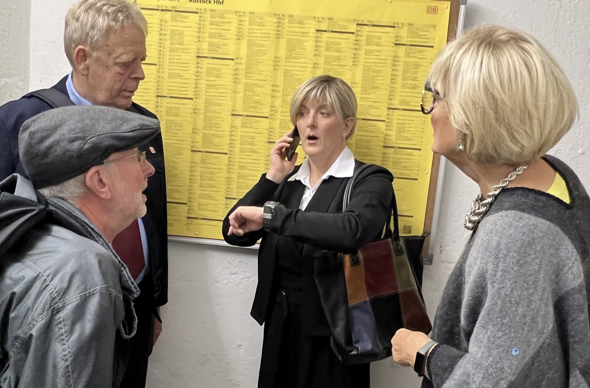 Low German Stage Rostock "Dat Bahn-Chaos - Reisende sall man uphollen"., &copy; Niederdeutsche B&uuml;hne