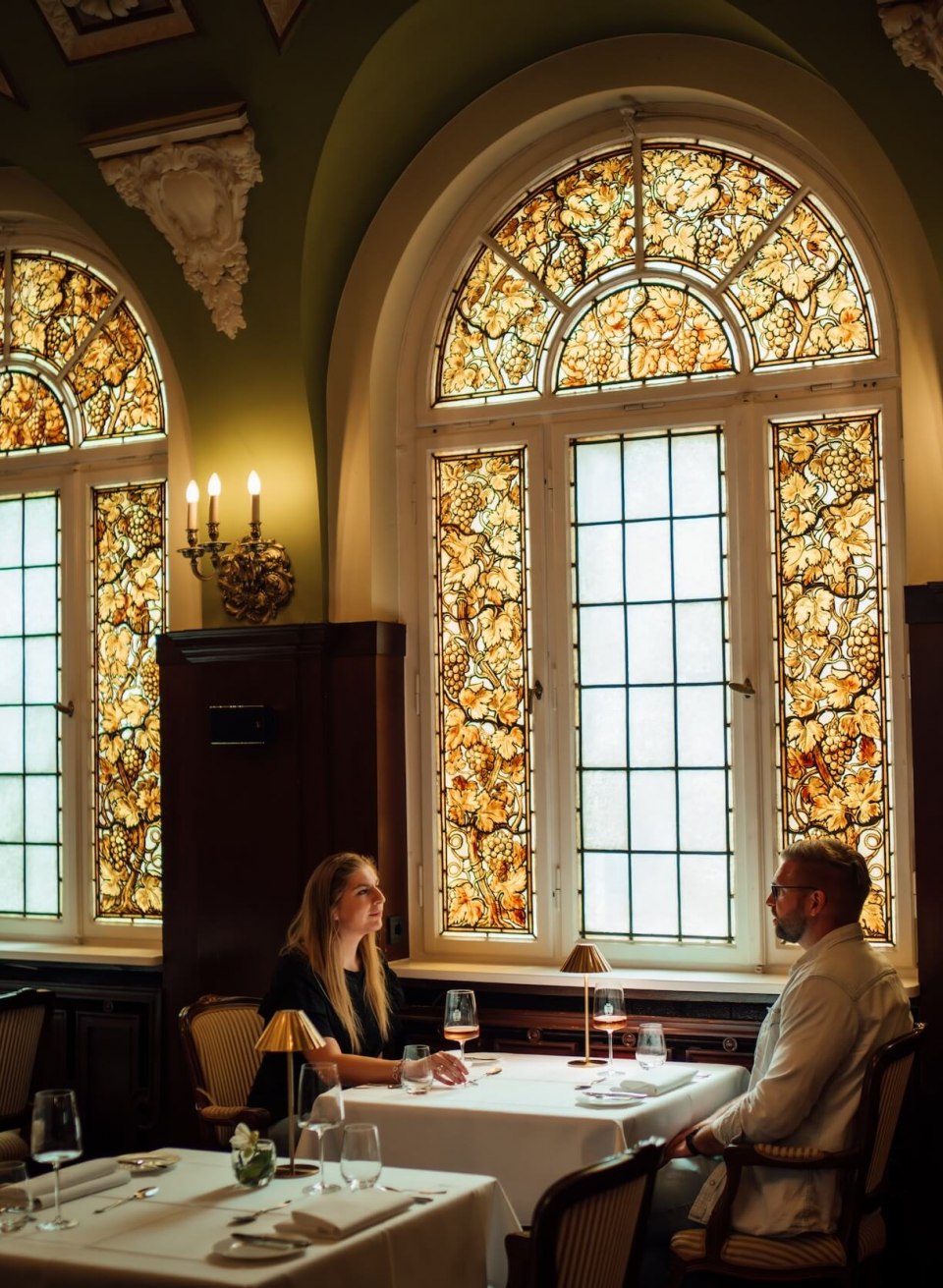 Koppel geniet van een romantisch diner bij Weinhaus Uhle in Schwerin