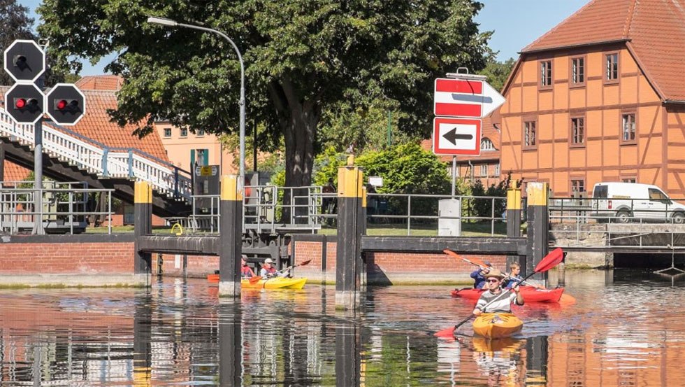 Onze prachtige oude stadstour, langs vakwerk- en bakstenen huizen door de sluis onder de hefbrug naar het Plau meer., © Monty Erselius