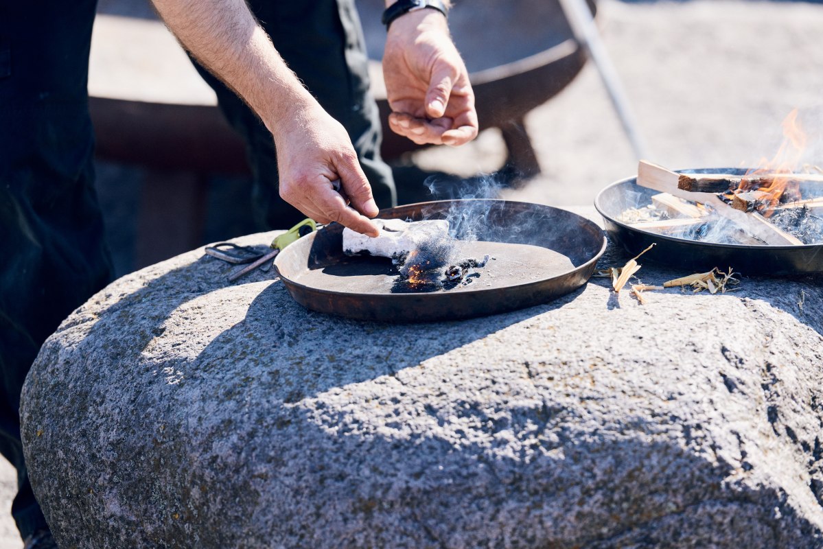 How to light a fire without a match or lighter // &copy; Falk Zipperling