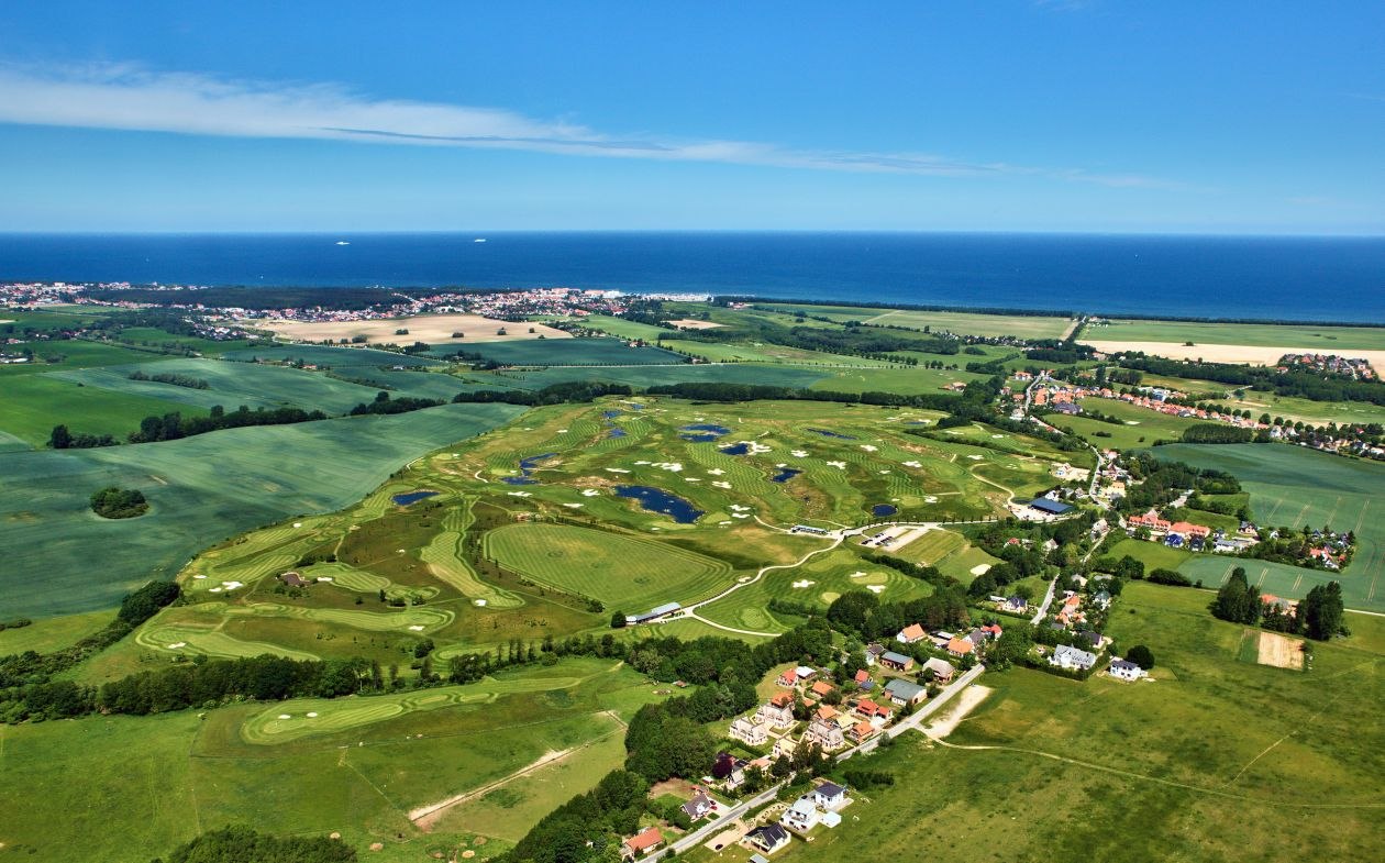 Widok z lotu ptaka na pole golfowe w Wittenbeck, &copy; TSK GmbH