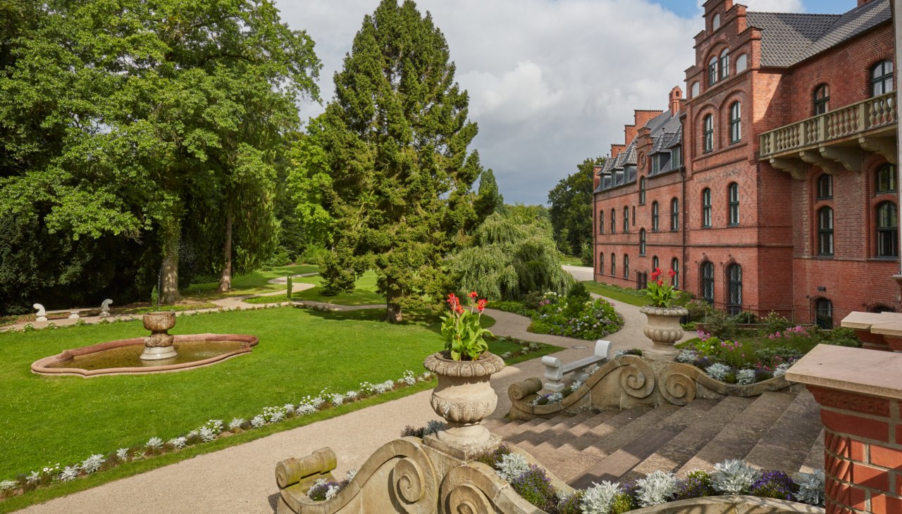 Voorplein met open trap op kasteel Wiligrad, © SSGK MV / Thomas Grundner