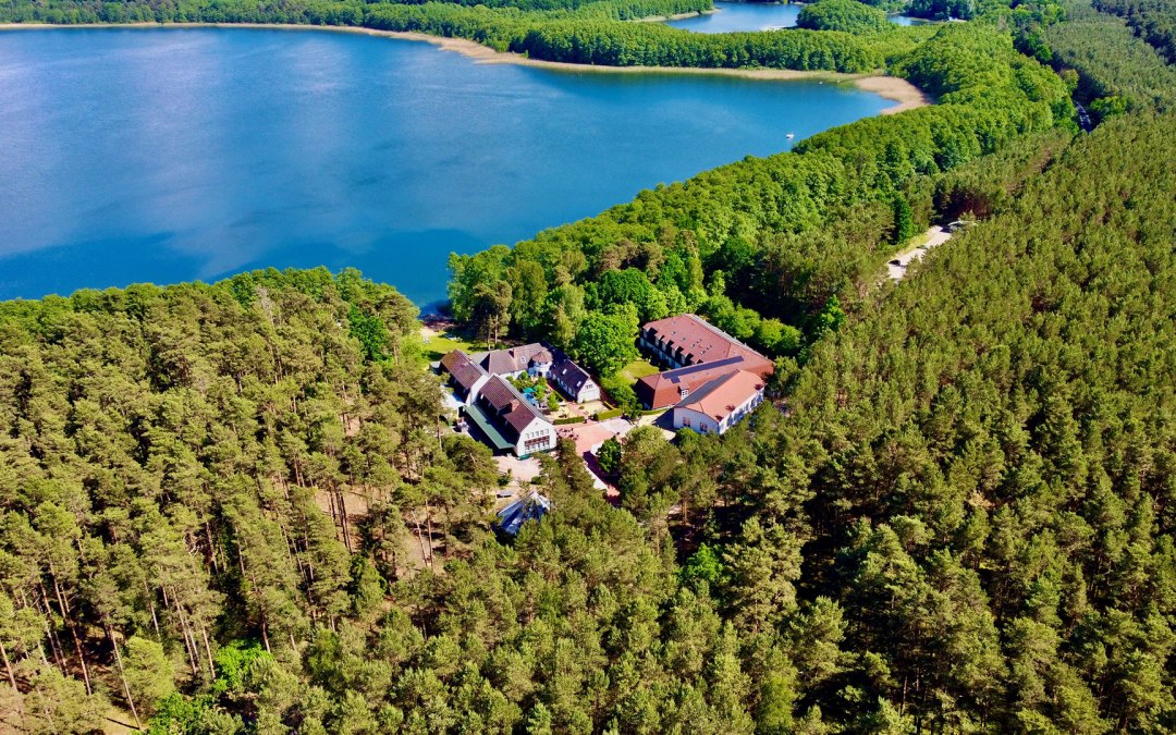 Genesteld in het Nationaal Park Müritz, aan de Großer Labussee. Meer ruimte is niet mogelijk!, © Familotel Borchard´s Rookhus
