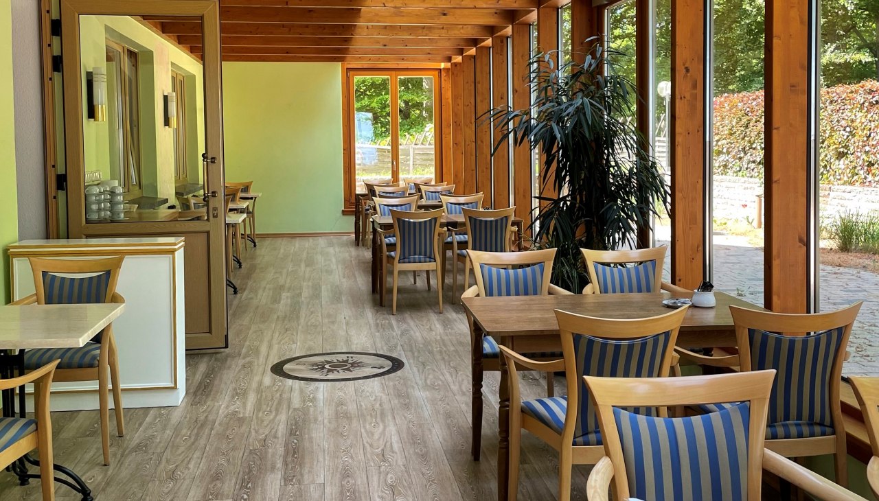 Restauracja z ogrodem zimowym, © Hudewald