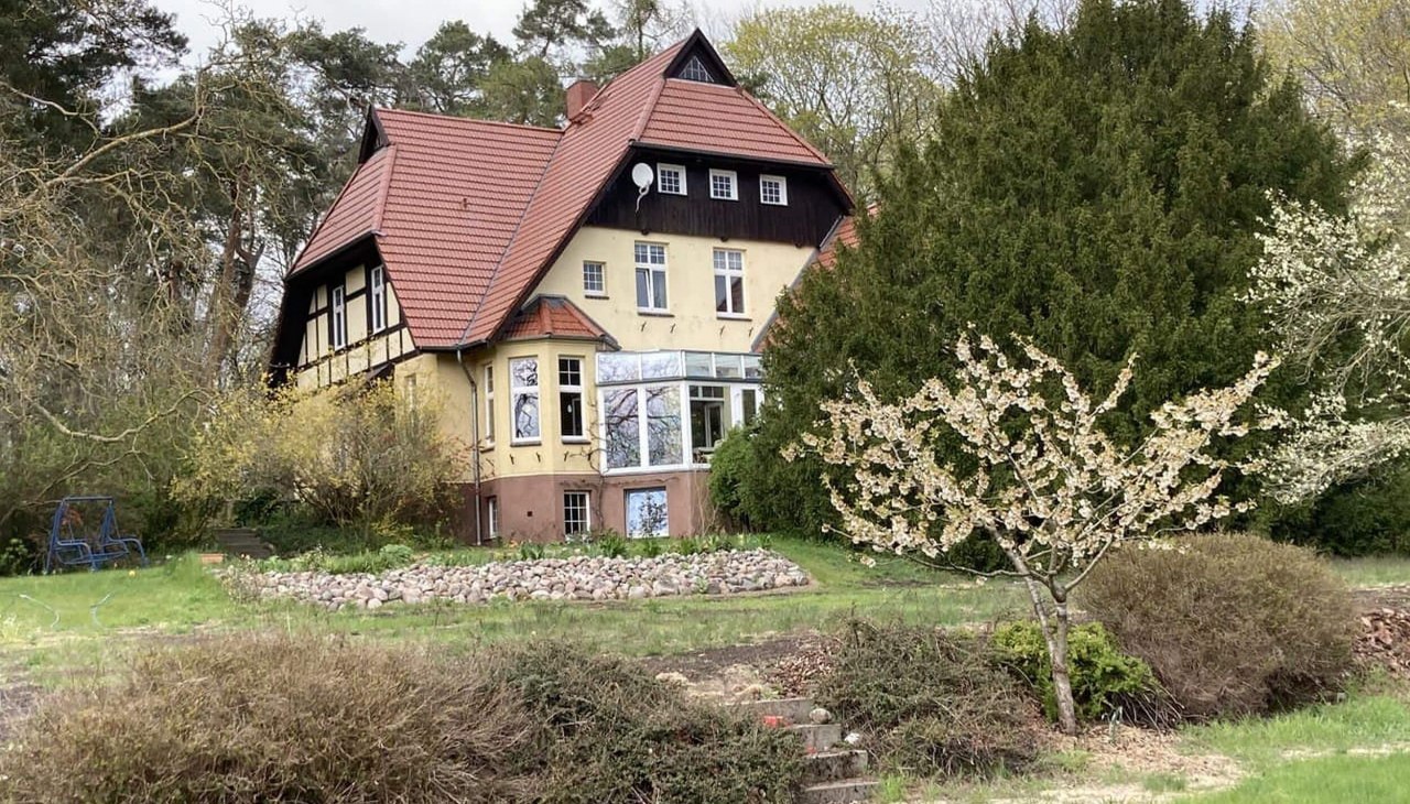 Dom z ogrodem z widokiem na południe nad jeziorem Inselsee, &copy; Fischer