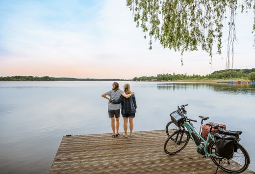 Fietsen langs de langeafstandsfietsroute Berlijn-Kopenhagen bij het meer van Krakau