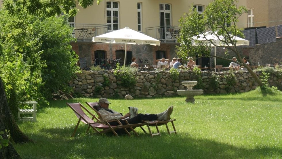 Grote tuin direct aan het meer met ligweide, terras aan het meer en roeiboot, © Galeo Design/Schwesinger Grote tuin direct aan het meer met ligweide, terras aan het meer en roeiboot, © Galeo Design/Schwesinger