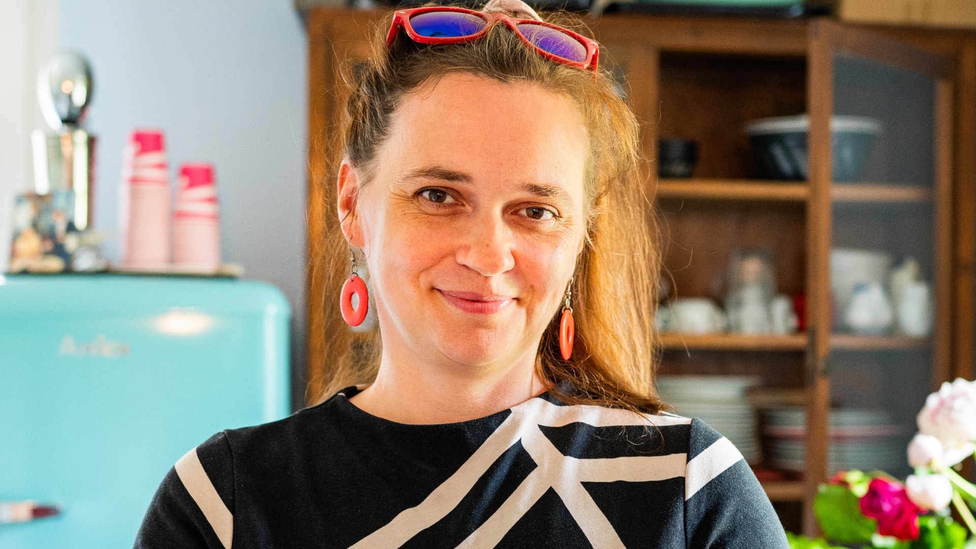 Portrait - The round Bundt cake is Claudia Drossert's specialty. She bakes at least two every day for her gallery café on the island of Poel.
