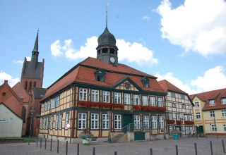 Das Grabower Rathaus steht repräsentativ im Zentrum der Fachwerkstadt. // © Gabriele Skorupski Das Grabower Rathaus steht repräsentativ im Zentrum der Fachwerkstadt. // © Gabriele Skorupski