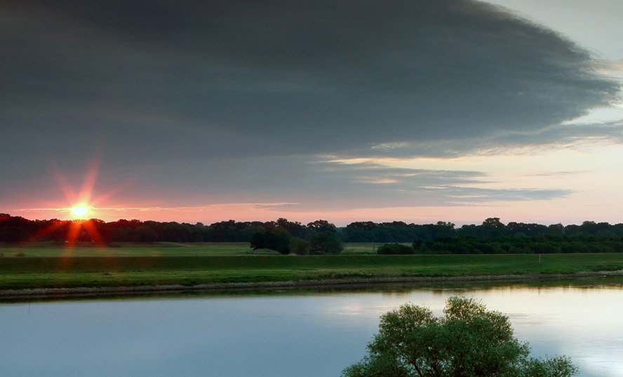 Zonsopgang op de Elbe tussen Dömitz en Rüterberg, © LerchUlmer Zonsopgang op de Elbe tussen Dömitz en Rüterberg, © LerchUlmer