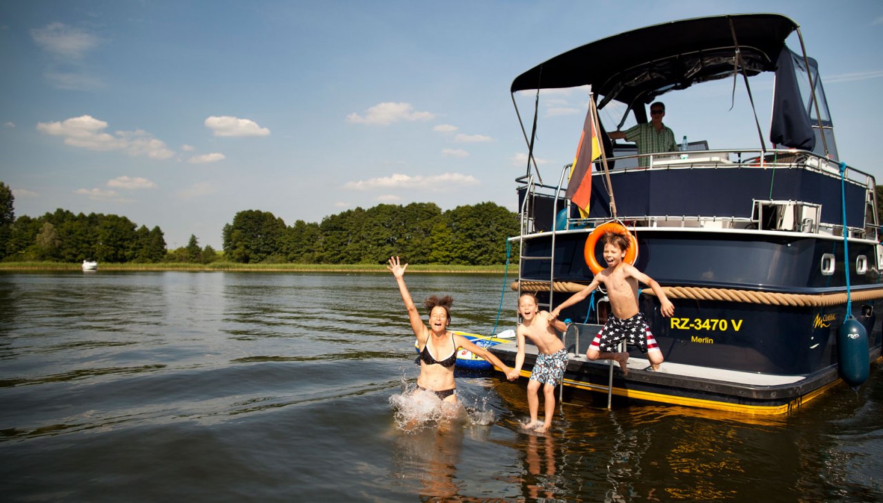 Plezier voor het hele gezin met de "drijvende vakantieflat, © Müritz Yacht Management