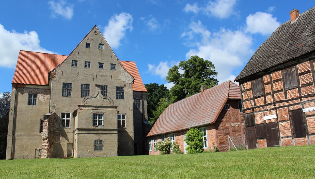 View of Ludwigsburg palace, the Beamtenhaus building and courtyard with storehouse, © tvv-bock