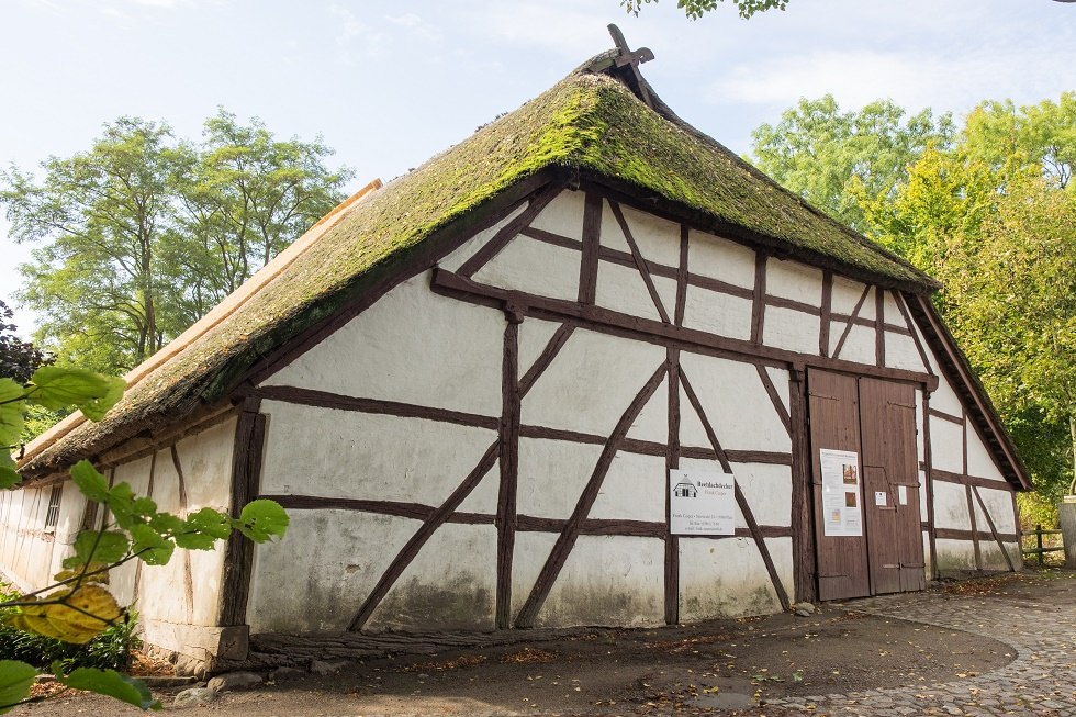 Stodoła parafialna w Dorf Mecklenburg jest najstarszym świeckim budynkiem w wiosce., © Frank Burger