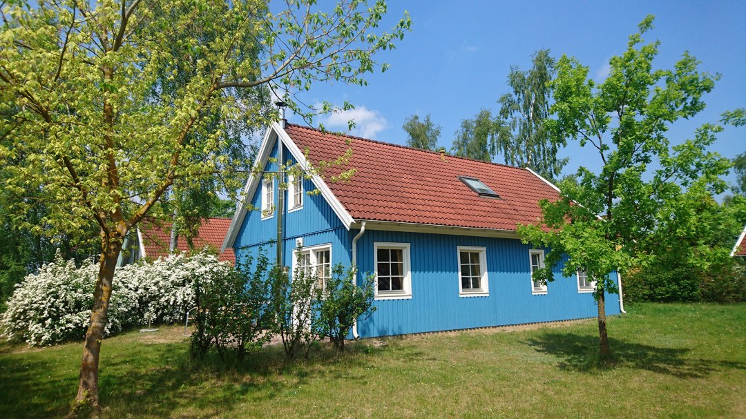 Kleurrijke vakantiehuizen, sommige met open haard, © Juliane Duwe / Müritzparadies GmbH
