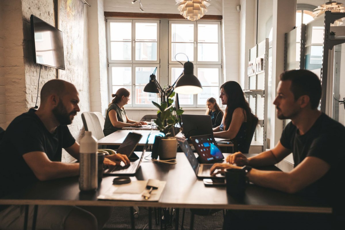 Jasna przestrzeń coworkingowa z przestronnymi stanowiskami pracy. Oferuje cichą i skoncentrowaną atmosferę do produktywnej pracy. // © Michelle Dynio Jasna przestrzeń coworkingowa z przestronnymi stanowiskami pracy. Oferuje cichą i skoncentrowaną atmosferę do produktywnej pracy. // © Michelle Dynio