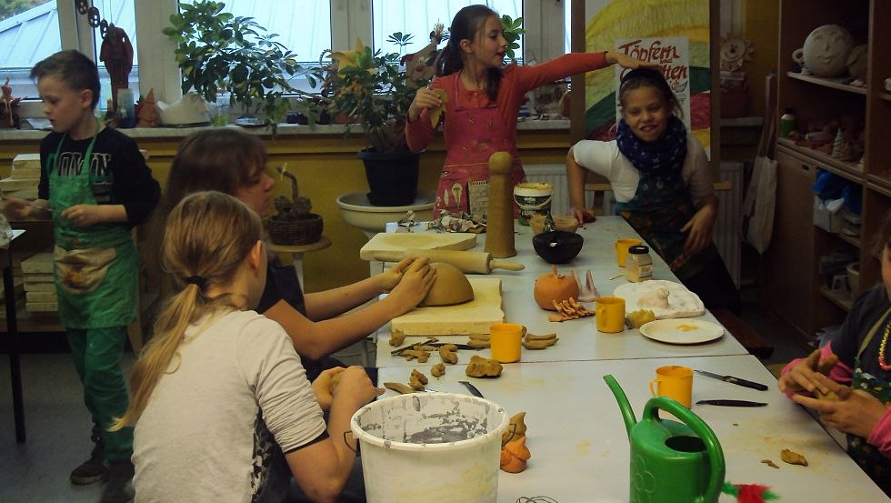 Skilled hands, a little patience and you'll get the hang of pottery - you're always eager to do it in pottery class, © ASB Freizeithaus " Sausewind"/Frau Kotsch