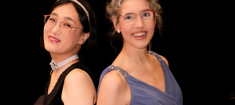 twee feestelijk geklede vrouwen: Hisae Otsuka-Stroh en Dagmar Barth-Weingarten // © Nadine Zirbes twee feestelijk geklede vrouwen: Hisae Otsuka-Stroh en Dagmar Barth-Weingarten // © Nadine Zirbes