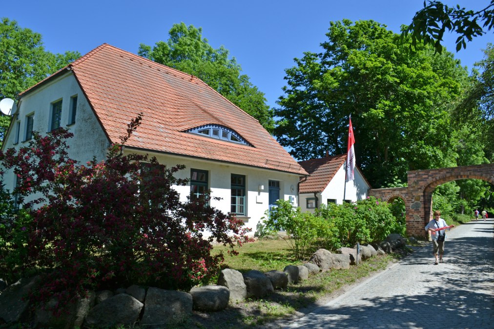 Küsterhaus - Galeria przy przejściu łukowym, © Hiddenseer Hafen- und Kurbetrieb