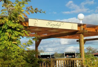 View from the street of the logo of the cafe with beach chairs in the background // © Tortenmarie Photo View from the street of the logo of the cafe with beach chairs in the background // © Tortenmarie Photo