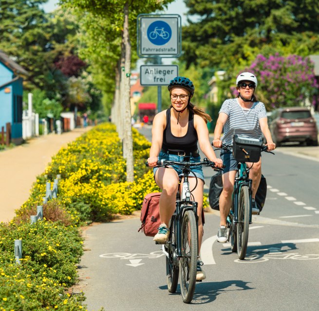 Jazda na rowerze wzdłuż ścieżki rowerowej przez Waren.