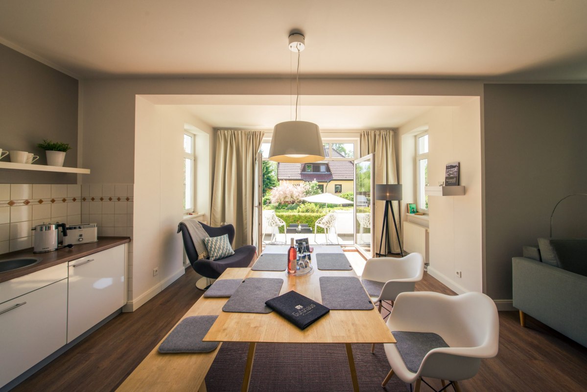 Het appartement "Lilac" van 61 vierkante meter is uitgerust met alles wat kleine teams nodig hebben om effectief te werken., &copy; Gutshaus Krummin / Matthias Friel