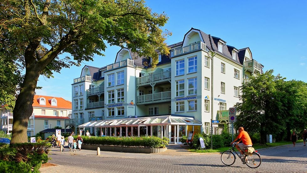Buitenaanzicht van Am Weststrand Aparthotel K&uuml;hlungsborn // &copy; Am Weststrand Aparthotel K&uuml;hlungsborn