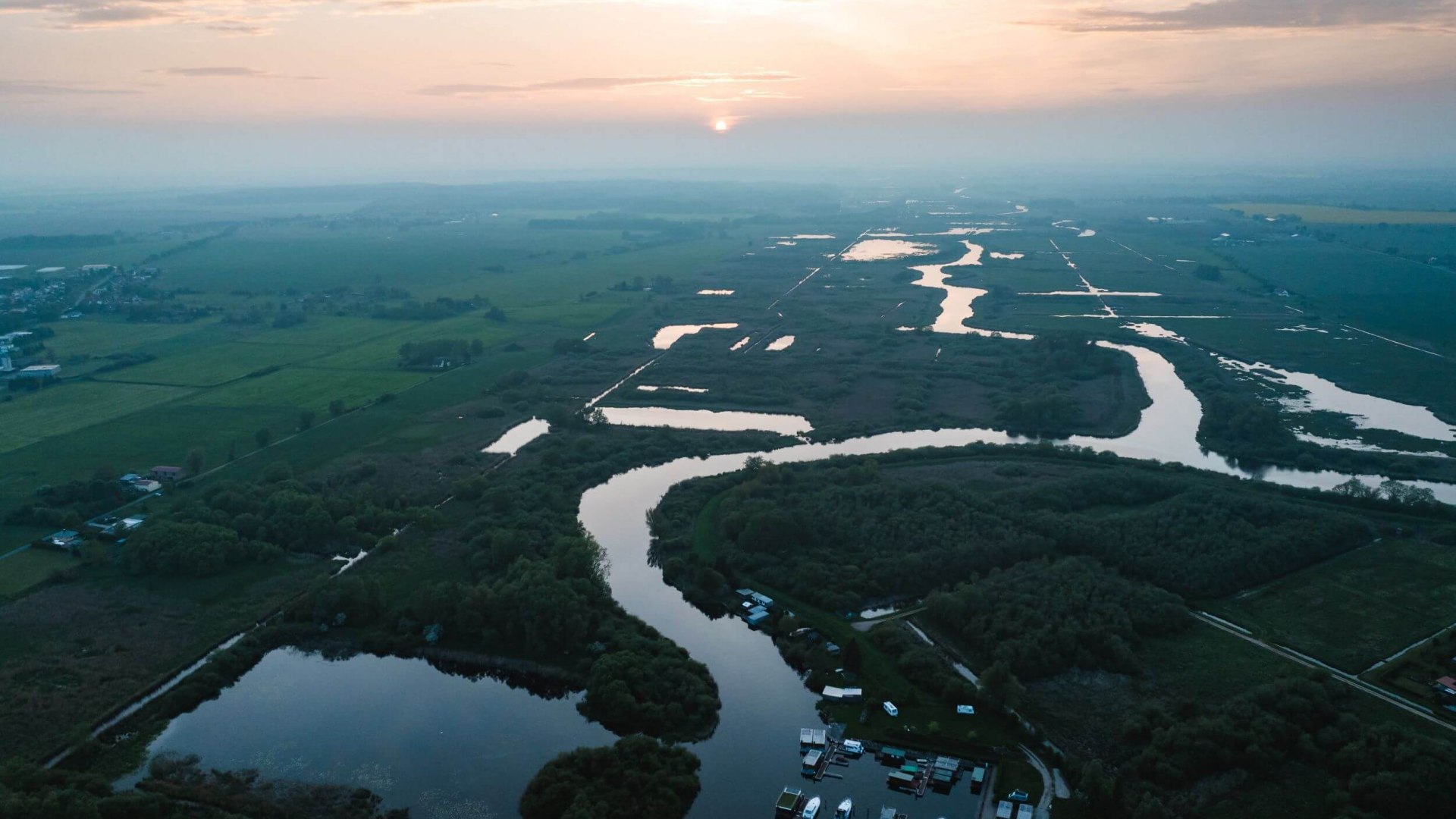 Drie gelukkige vrienden in Demmin, de eindbestemming. Wat een geslaagd weekend! , © TMV/Gross Luchtfoto van de haven van Demmin en de rivier de Peene