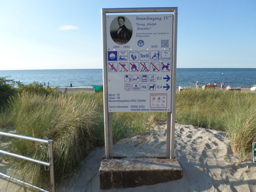 Welcome to the beach access IV "Georg Adolph Demmler" in Heiligendamm - direct access to the fine sandy Baltic Sea beach with a view of the wide sea and clear signage for a relaxed beach experience. // © Tourist-Information Bad Doberan-Heiligendamm/Bönner Welcome to the beach access IV "Georg Adolph Demmler" in Heiligendamm - direct access to the fine sandy Baltic Sea beach with a view of the wide sea and clear signage for a relaxed beach experience. // © Tourist-Information Bad Doberan-Heiligendamm/Bönner
