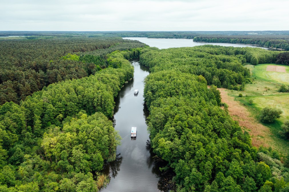 Możliwe są wycieczki w jedną stronę do miejscowości portowej Müritz lub w kierunku Berlina., © TMV/Gänsicke Możliwe są wycieczki w jedną stronę do miejscowości portowej Müritz lub w kierunku Berlina., © TMV/Gänsicke