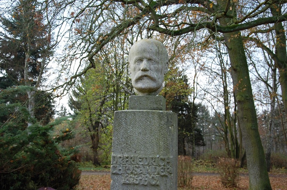 The stone bust of Frederick Chrysander in the park named after him. // &copy; Gabriele Skorupski