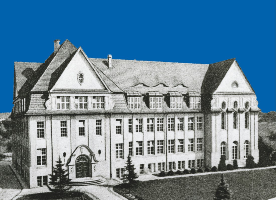 Het schoolgebouw van het Lyzeum, tegenwoordig het Gotthold-Ephraim-Lessing-Gymnasium in Neubrandenburg, in zwart-wit tegen een blauwe achtergrond. // © Vier-Tore-Stadt Neubrandenburg Het schoolgebouw van het Lyzeum, tegenwoordig het Gotthold-Ephraim-Lessing-Gymnasium in Neubrandenburg, in zwart-wit tegen een blauwe achtergrond. // © Vier-Tore-Stadt Neubrandenburg