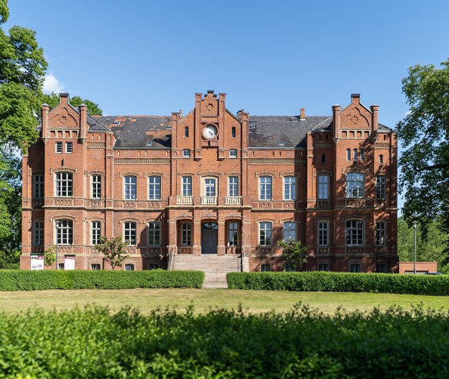 Bei der Einfahrt &uuml;ber Kopfsteinpflaster erblicken Sie das Schloss Alt Sammit in seiner Pracht // &copy; Schloss Alt Sammit/ K.H.Kleinpeter
