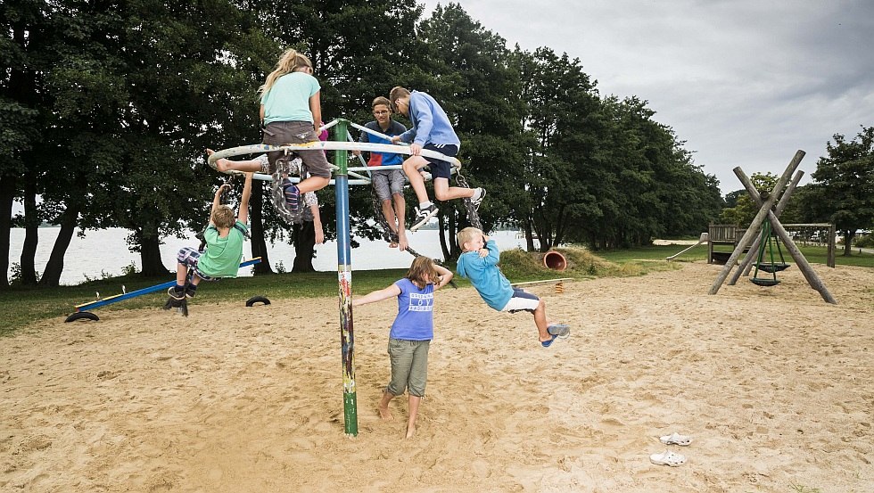 Nasz duży plac zabaw z widokiem na jezioro Schwerin // © Campingplatz Seehof GmbH Nasz duży plac zabaw z widokiem na jezioro Schwerin // © Campingplatz Seehof GmbH