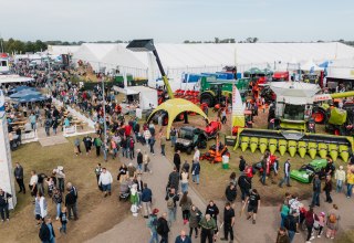 Blick über die MELA: Menschenströme zwischen Ausstellungshallen und Landtechnik – lebendig, weit, voller Entdeckungen in Mecklenburg-Vorpommern. // © MeLa Blick über die MELA: Menschenströme zwischen Ausstellungshallen und Landtechnik – lebendig, weit, voller Entdeckungen in Mecklenburg-Vorpommern. // © MeLa