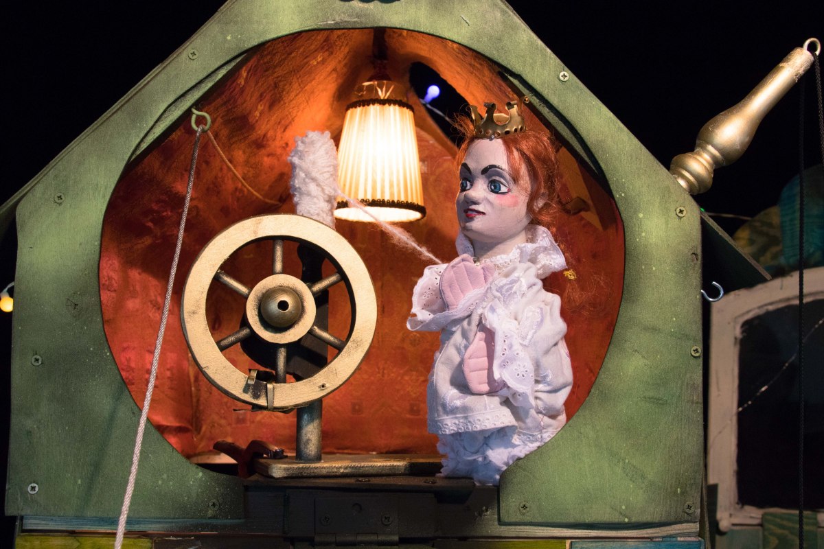 © TOG (aus dem Stück "Dornröschen und Fräulein Lieselotte" von Theater Maskotte; Foto: Hans Wander und Hektor Bazo) © TOG (aus dem Stück "Dornröschen und Fräulein Lieselotte" von Theater Maskotte; Foto: Hans Wander und Hektor Bazo)
