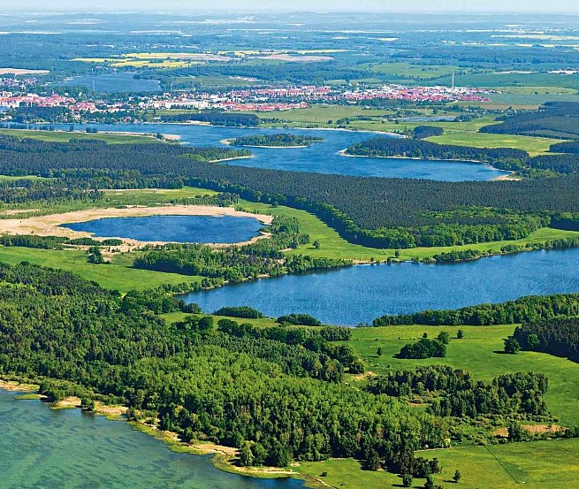 So viel blau und gr&uuml;n - Luftaufnahme vom M&uuml;ritz-Nationalpark // &copy; MV-T/Steindorf-Sabath