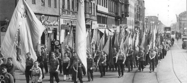 FDF demonstration marking the start of the Second Germany Meeting on May 22, 1954, in Berlin // &copy; BArch, Bild 183-24755-0003, Fotograf: Heinz Junge