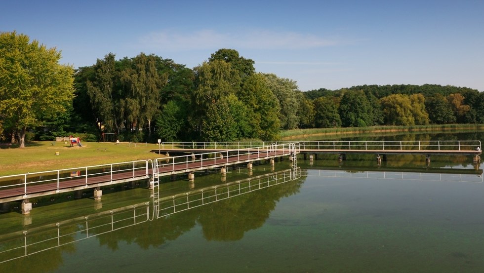 Openluchtzwembad aan de Wockersee in Parchim - aanlegsteiger, © TMV/Gohlke