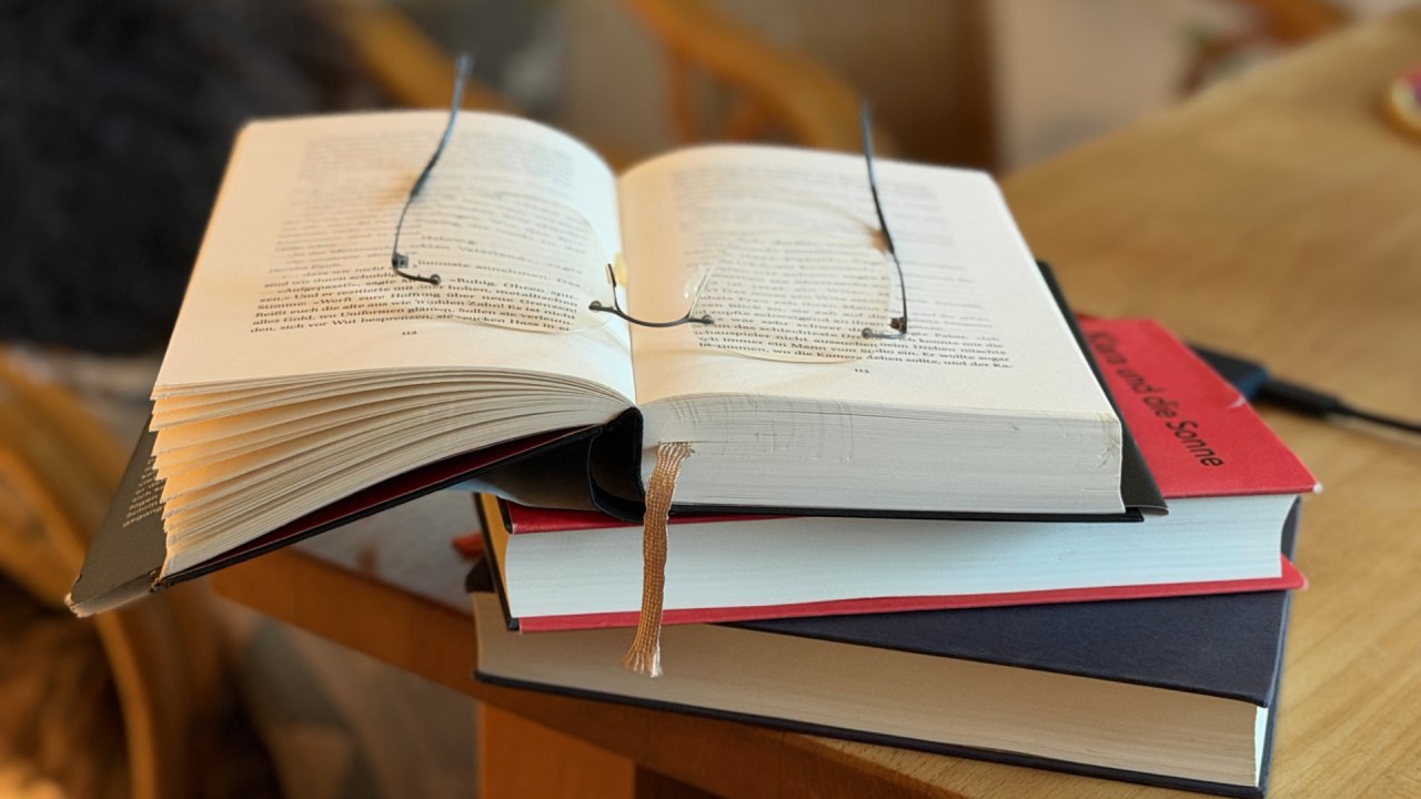 A stack of books with reading glasses // &copy; Axel Fischer